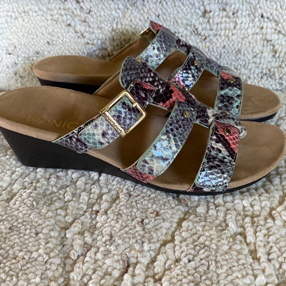 Vionic slide wedges- Radia. Size 6M